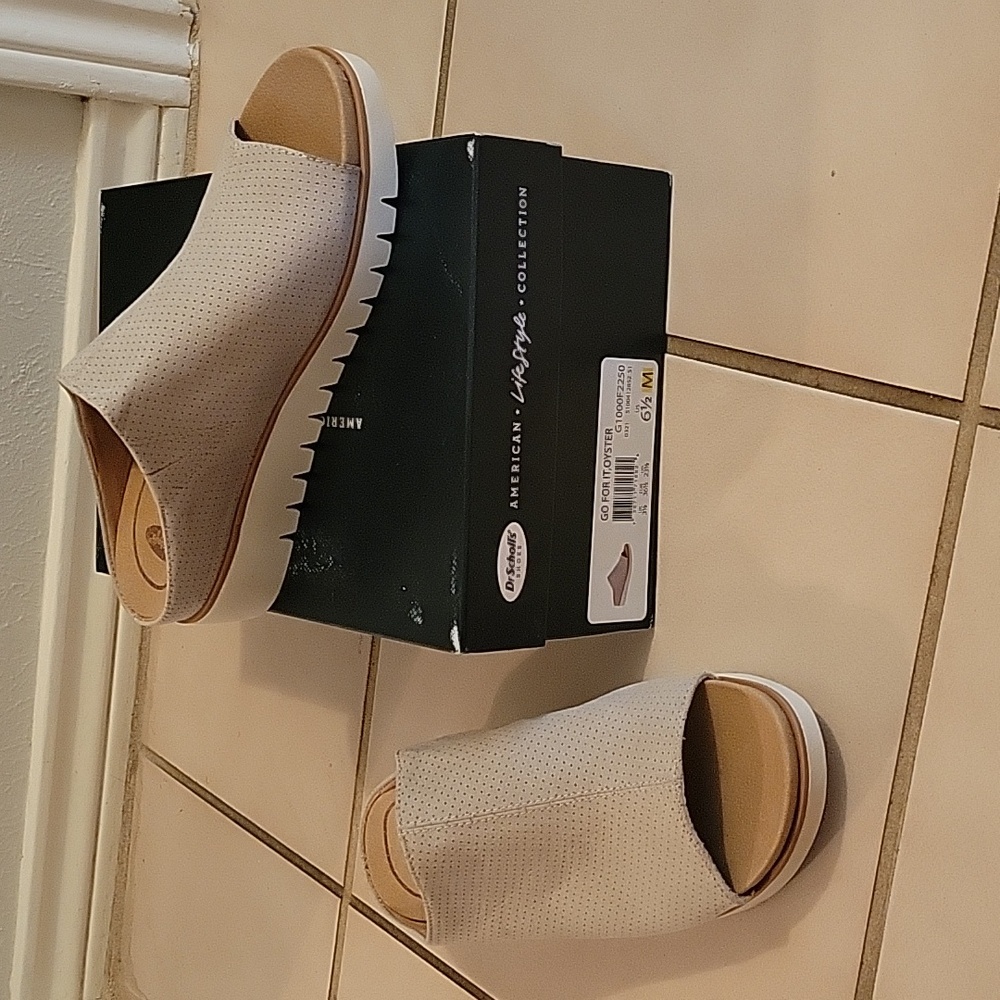 Dr. Scholls Oyster color size 6.5 slides